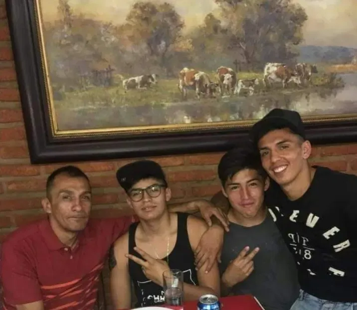 Joe Abrigo comparte con Chris Díaz en un almuerzo familiar. (Foto: Cedida).