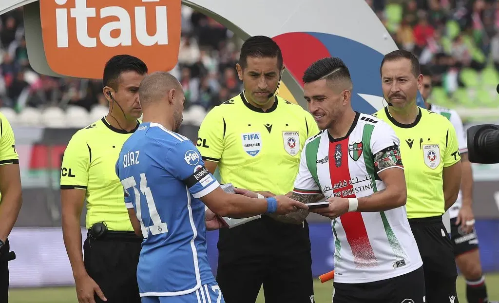Los capitanes intercambiaron libros el 2024