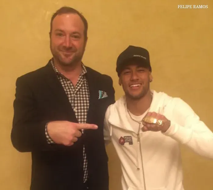Neymar recebe bracelete da WSOP (Foto: Acervo pessoal/Felipe Ramos)