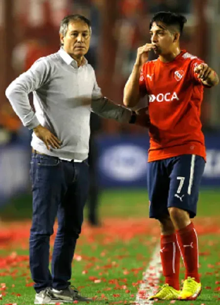 Ariel Holan con Martín Benítez: (Getty Images).