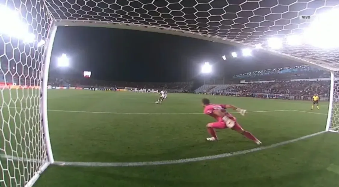 El pie derecho de Rodrigo Odriozola no está tocando la línea.