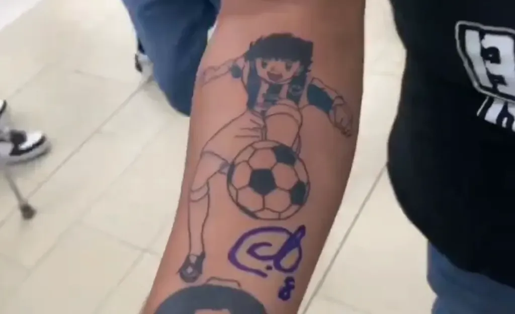 La firma de Óliver Torres en el brazo del aficionado de Rayados
