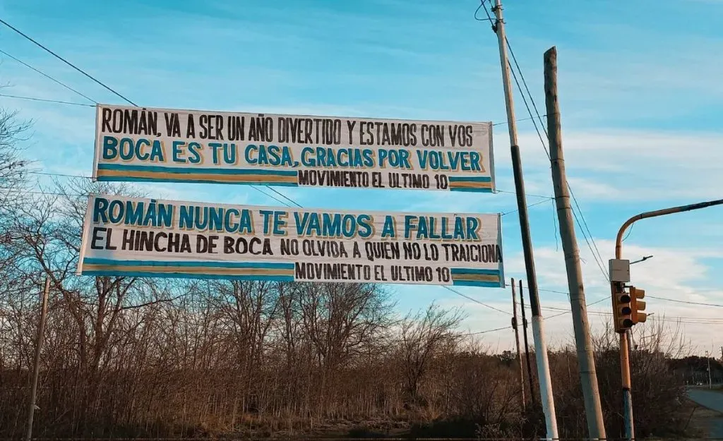 Los pasacalles que aparecieron en Ezeiza.