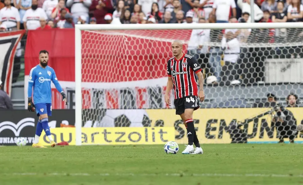 Matheus Belém em ação pelo profissional do São Paulo – Foto: Rubens Chiri/SPFC
