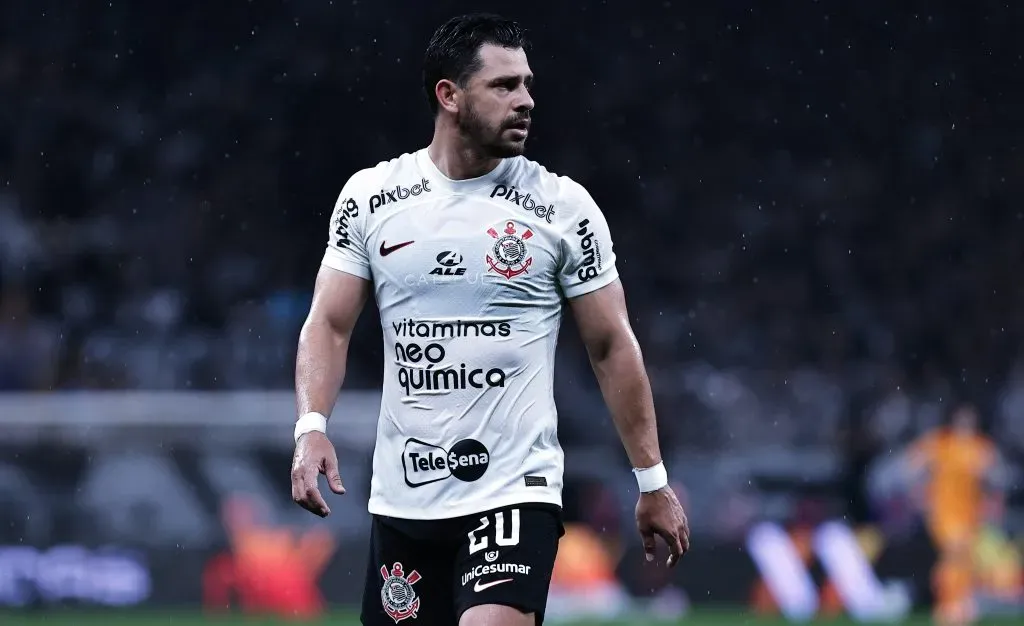 Giuliano jogador do Corinthians durante partida contra o Santos no estadio Arena Corinthians pelo campeonato Brasileiro A 2023. Foto: Fabio Giannelli/AGIF