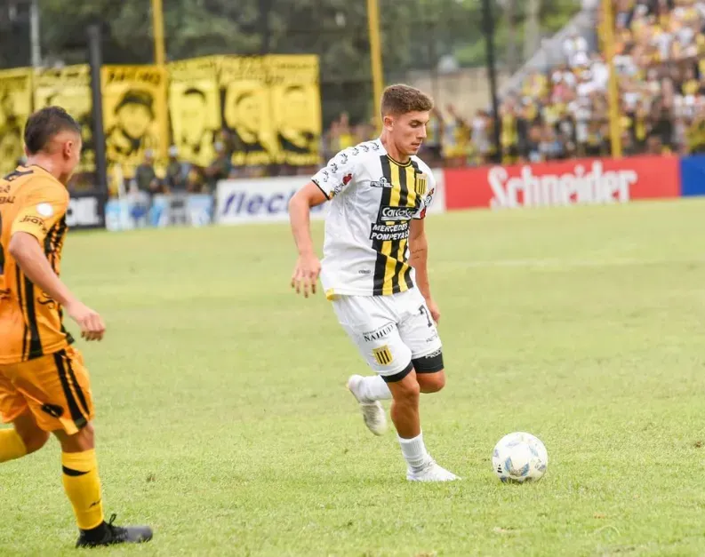 Tomás Díaz juega en Almirante Brown y debe volver a Boca a fin de año. (Instagram)