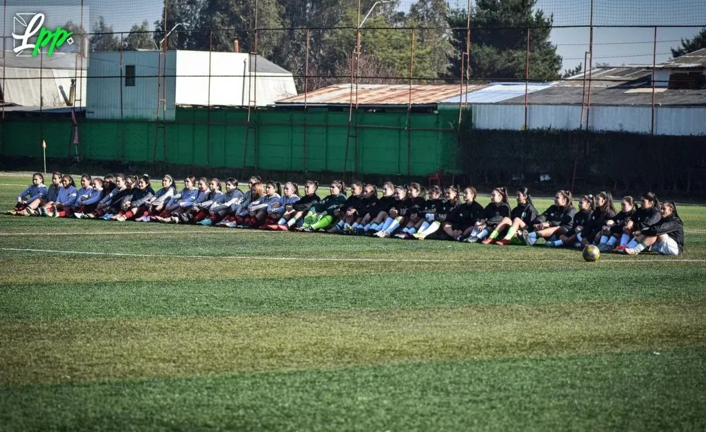 Las jugadores de Deportes Temuco y Ñublense esperando que lleguen los árbitros para poder jugar. | Foto: La Piel del Pije.