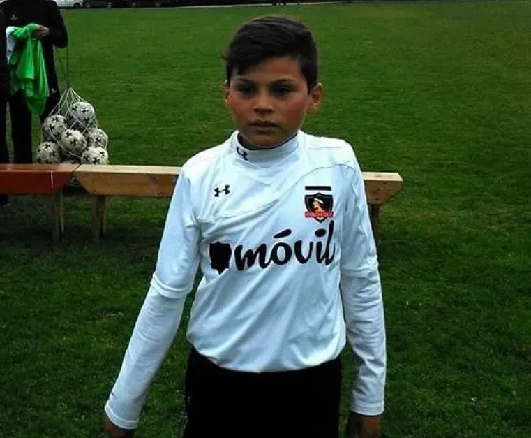 Lucas Cepeda publicó una imagen de cuando era niño y ya vestía los colores de Colo Colo. Foto: Instagram.