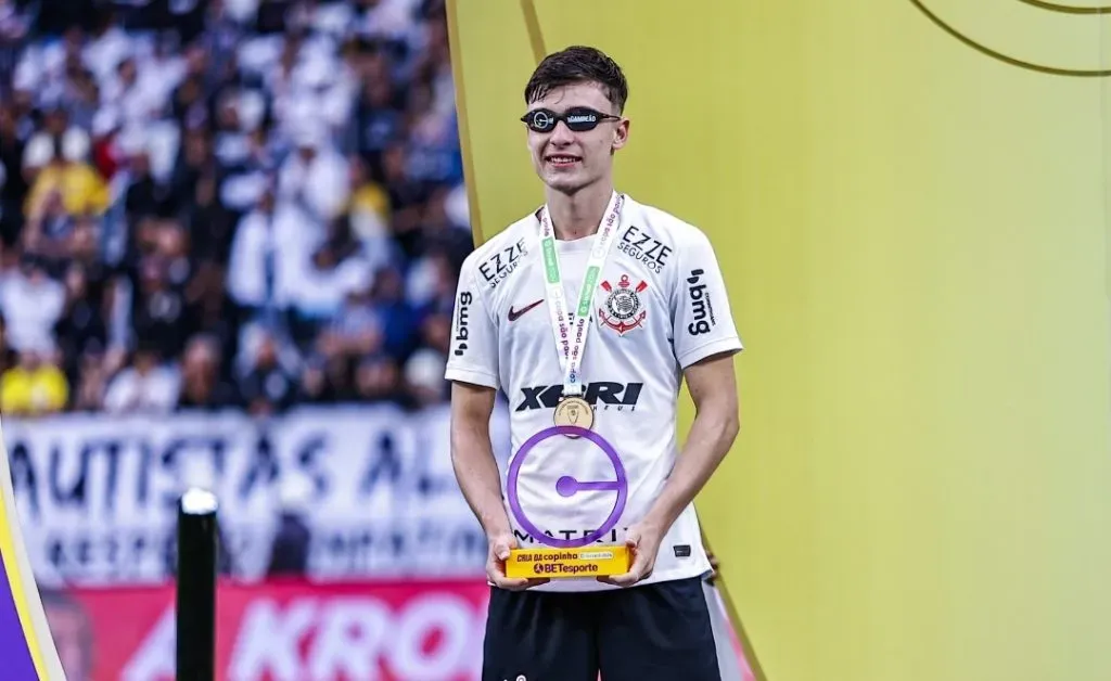 Breno Bidon com o troféu de Cria da Copinha. (Foto: Fabio Giannelli/AGIF)