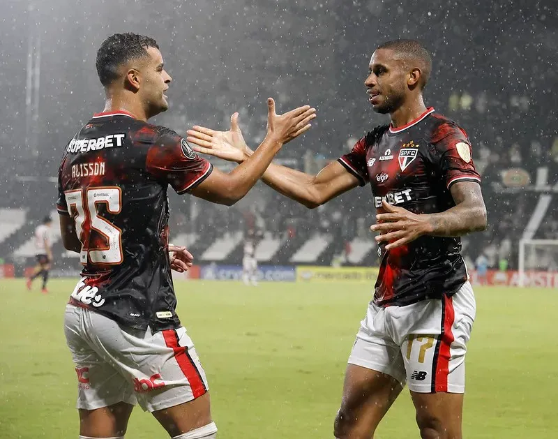 André Silva comemora seu gol com Alisson. Foto: Rubens Chiri/São Paulo