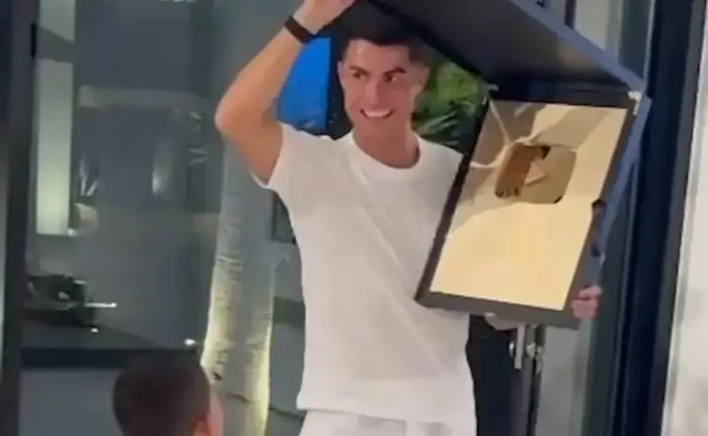 Cristiano Ronaldo con la placa de Oro de YouTube.