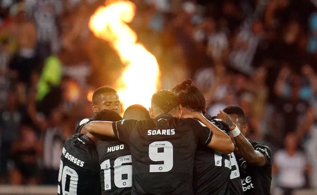 Foto: Vítor Silva/Botafogo – Elenco do Botafogo pode ganhar aquisição de meia em definitivo em 2023