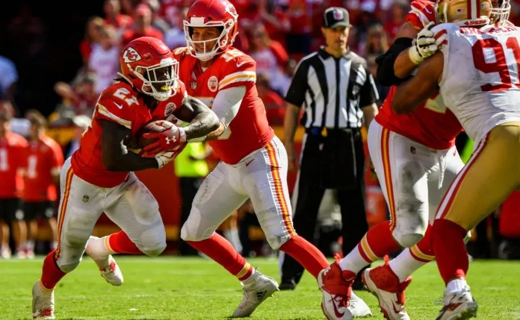 Pat Mahomes and Kareem Hunt during a Chiefs-49ers game. (Getty)