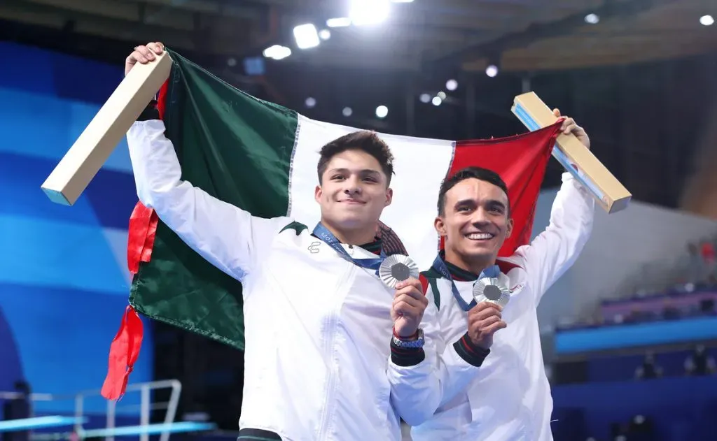 Los clavadistas mexicanos Juan Celaya y Osmar Olvera, celebran la obtención de la medalla de plata en París 2024. (Getty Images)