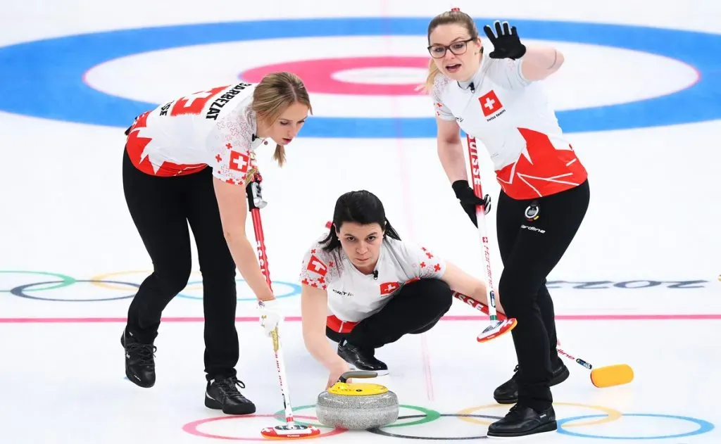 El seleccionado femenino de curling de Suiza, compitiendo en los Juegos Olímpicos de Invierno de Beijing 2022. (Getty Images)