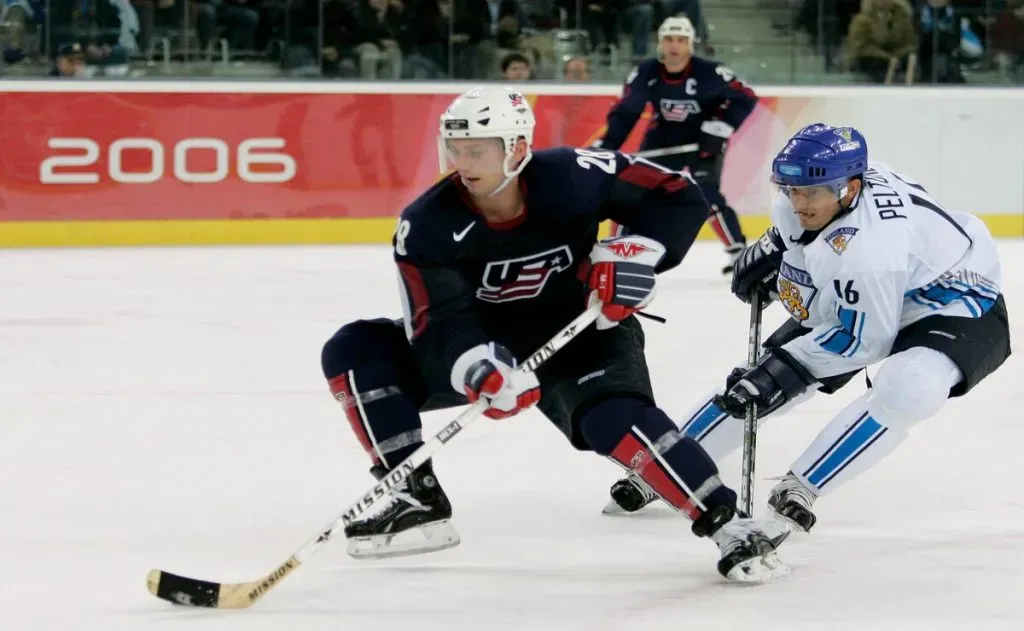 Estados Unidos enfrentando a Finlandia durante los Juegos Olímpicos de Invierno de Turín 2006. (Getty Images)