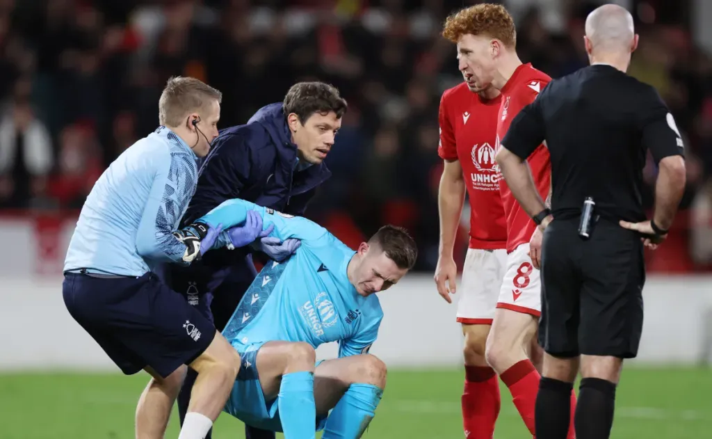 Dean Henderson siendo atendido por los médicos del Forest luego de lesionarse ante Leicester (Foto: Getty)