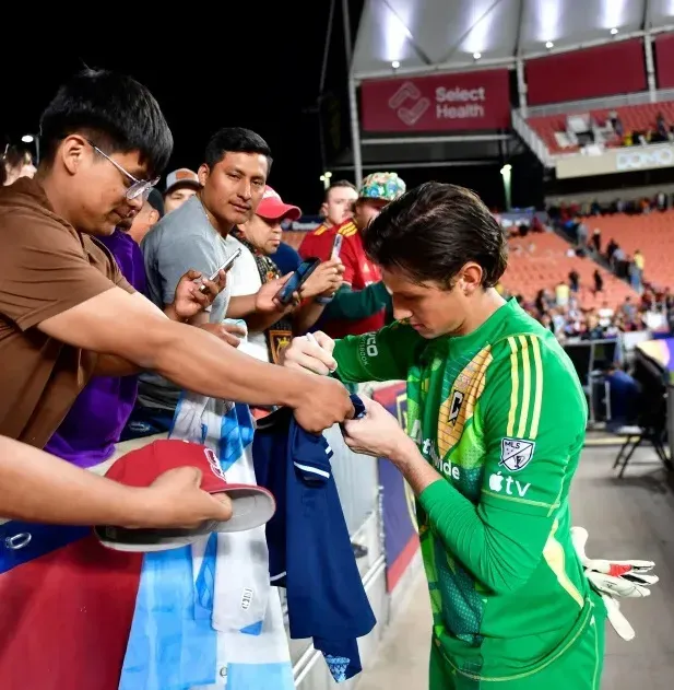 Hagen firmando autógrafos.