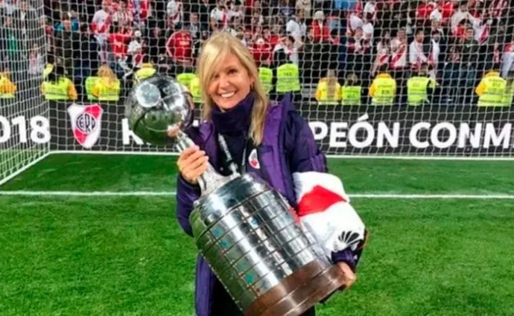 Sandra Rossi con la Copa Libertadores en el Bernabéu.