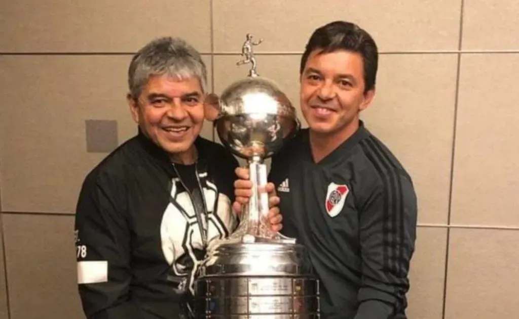 El Muñeco Marcelo Gallardo con Máximo, su papá, y la Copa Libertadores.