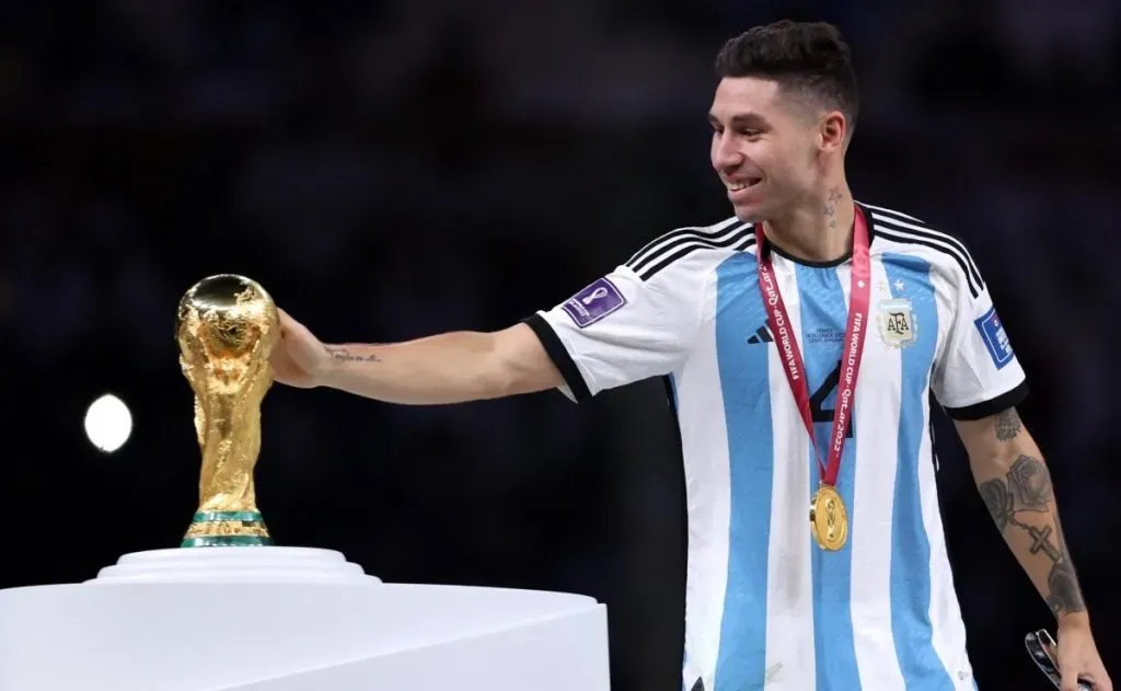 Gonzalo Montiel con la Copa del Mundo.