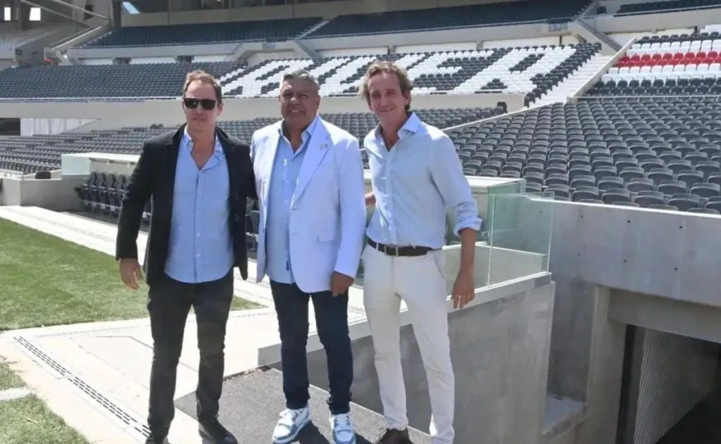 Chiqui Tapia junto Brito y Villarroel en el Monumental.