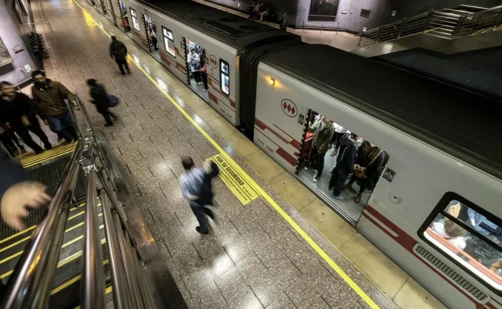 Metro de Santiago extenderá su horario en los partidos de Colo Colo