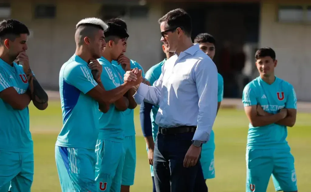 Guarello le entra con todo a Clark. (Foto: U de Chile)