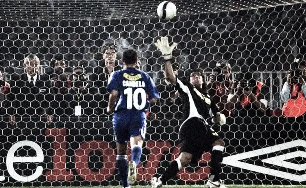 Claudio Bravo tapando el penal a Mayer Candelo