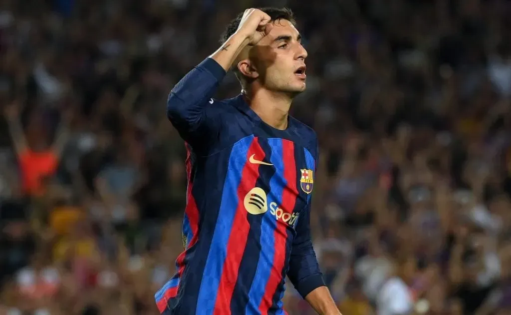 Ferrán Torres comemora gol com a camisa do Barcelona (Foto: Getty Images)