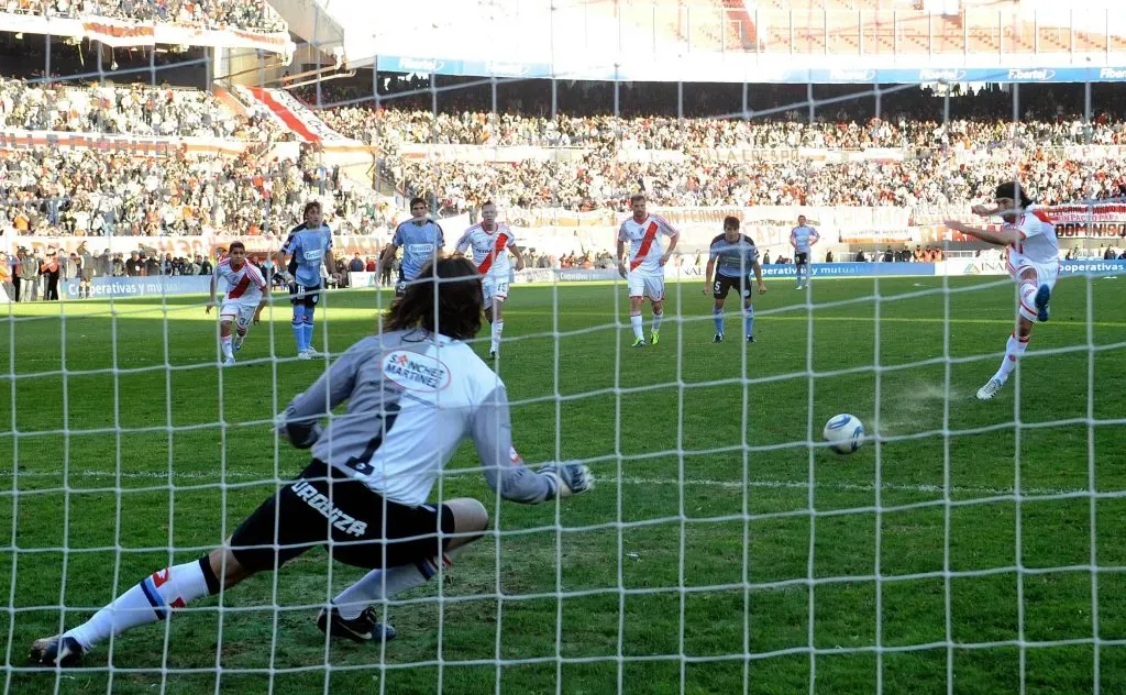 Pavone falla su penal ante Belgrano y el ascenso ya era casi un hecho para el Pirata. (Foto: IMAGO).