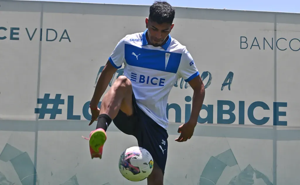 Dylan Escobar en su presentación como jugador de la UC. (Foto: Cruzados SADP).
