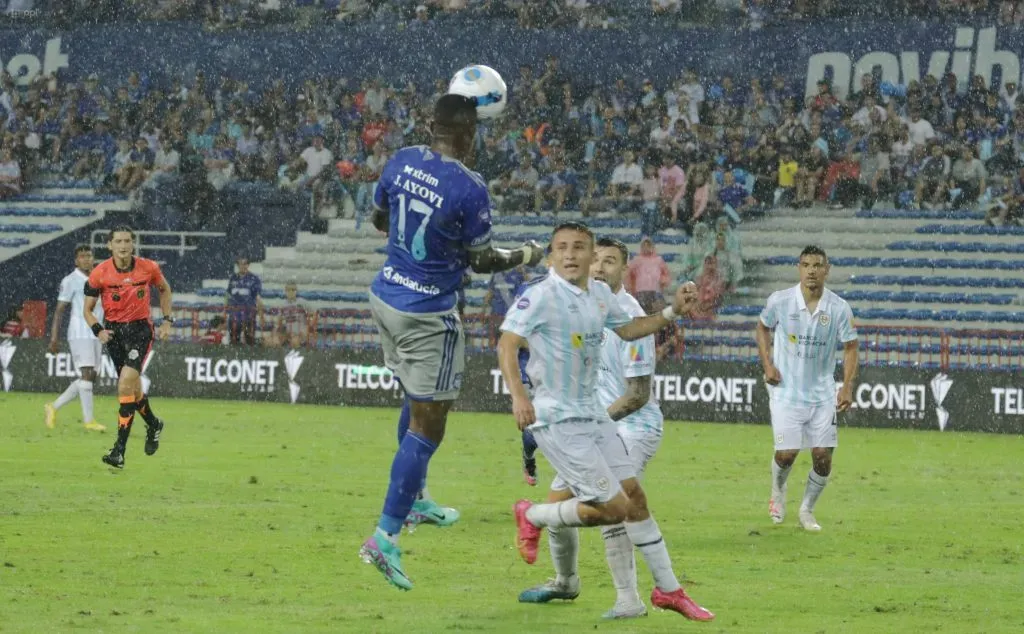 Emelec venció a Universidad Católica con un gol en los últimos minutos en el pasado partido disputado en el Capwell. (Foto: API).