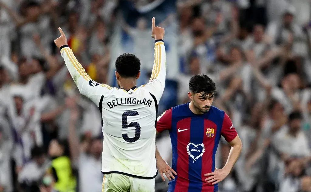 Pedri of FC Barcelona looks dejected as Jude Bellingham of Real Madrid (Photo by David Ramos/Getty Images)