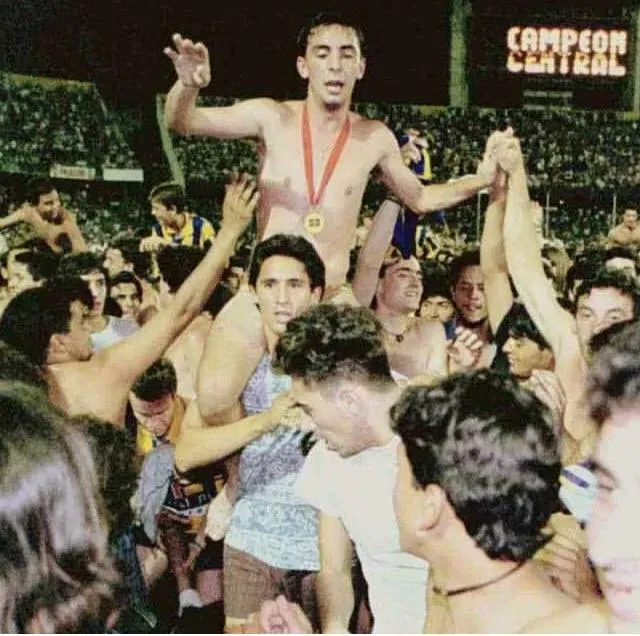 Icónica foto de Colusso celebrando la Conmebol 95. (Foto: Gentileza Chiri Colusso).