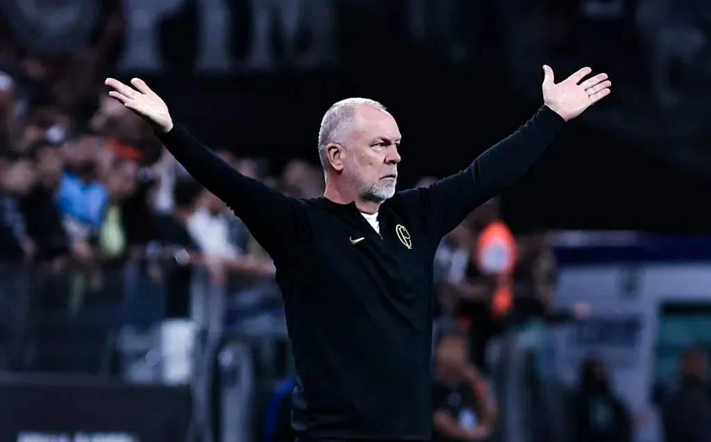 Mano Menezes, técnico do Corinthians, durante partida contra o Athletico-PR na Arena Corinthians pelo Campeonato Brasileiro – Foto: Fabio Giannelli/AGIF