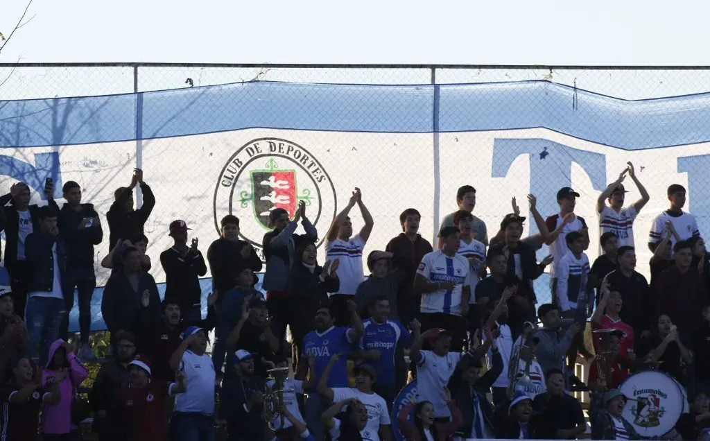 La hinchada de Santa Cruz alentando a los “Comerciantes”