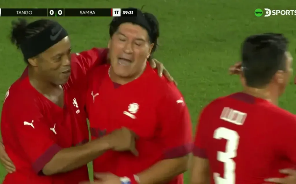 Ronaldinho celebra junto a Iván Zamorano. También se aprecia al zaguero brasileño Lucio. (Captura DSports).