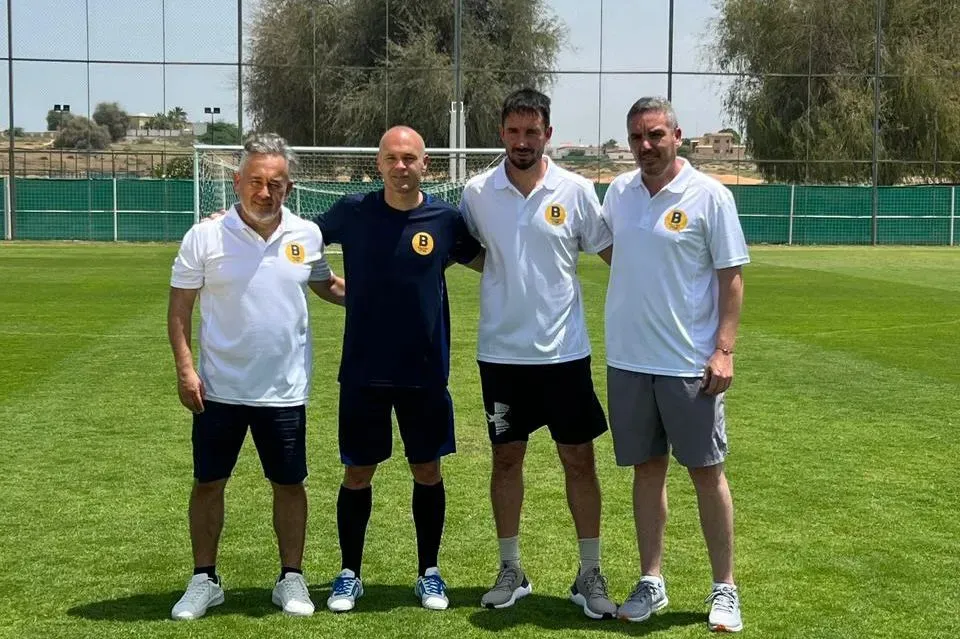 Iniesta junto a Benjamín Ruiz y el equipo de la app BTalentStar, para cazar talentos