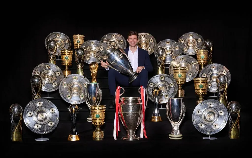 Müller con sus 33 títulos en Bayern Múnich y la Copa del Mundo que ganó con Alemania.