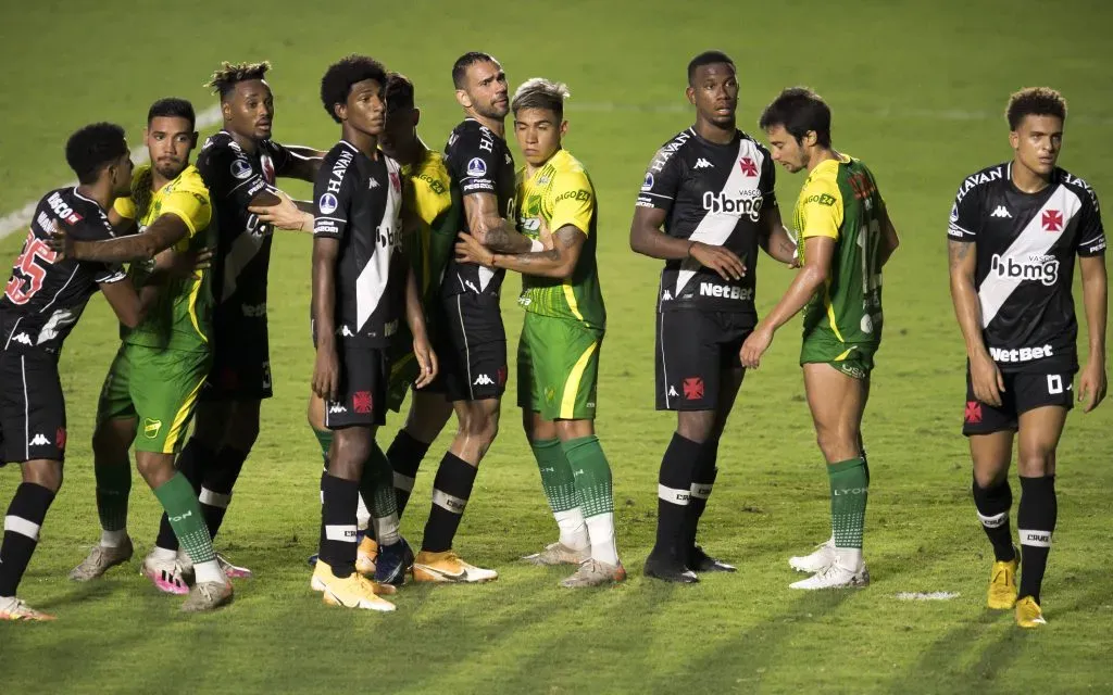 Jogadores do Vasco disputam lance com jogadores do Defensa y Justicia durante partida no estádio São Januário pelo campeonato Copa Sul-Americana 2020 – Foto: Jorge Rodrigues/AGIF