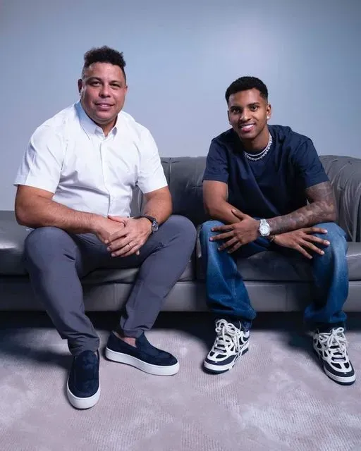 Ronaldo e Rodrygo juntos, durante anúncio da nova aprceria. Foto: rede social X