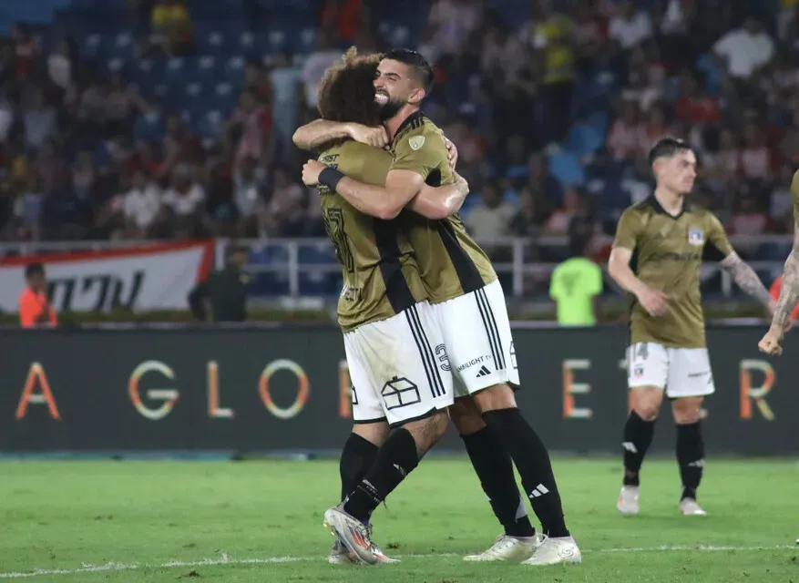 Colo Colo buscará seguir con los abrazos en Copa Lbertadores. Imagen: Jairo Cassiani/VizzorImage/Photosport