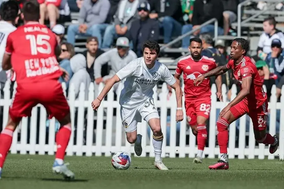 Gino Vivi ya debutó en la MLS con el LA Galaxy.