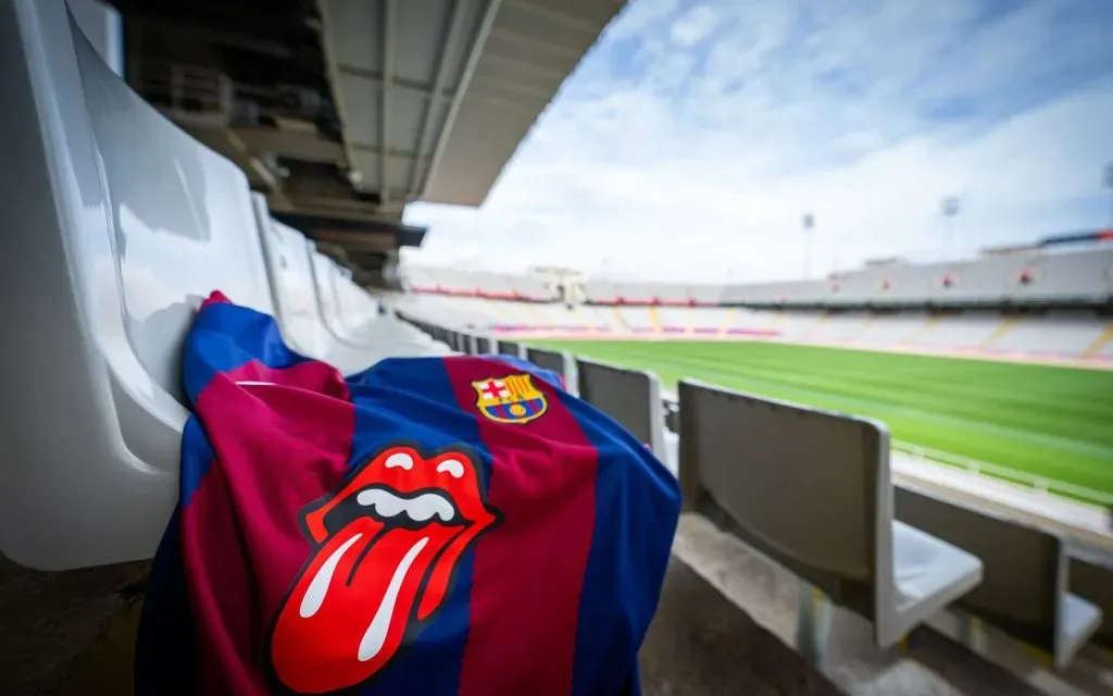 El logo de la icónica banda sobre la playera del Barcelona tiene de cabeza al mundo del internet (FC Barcelona)