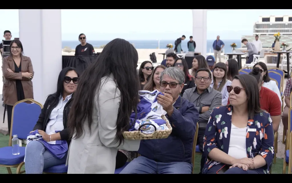 La ocasión también fue ideal para lanzar la nueva indumentaria de Club de Deportes Antofagasta Femenino. Foto: Captura.