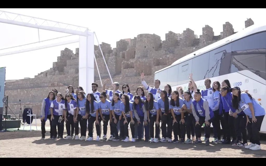 En un bus 100% eléctrico de SQM Litio llegó el plantel de Club de Deportes Antofagasta Femenino al evento en las Ruinas de Huanchaca. Foto: Captura.