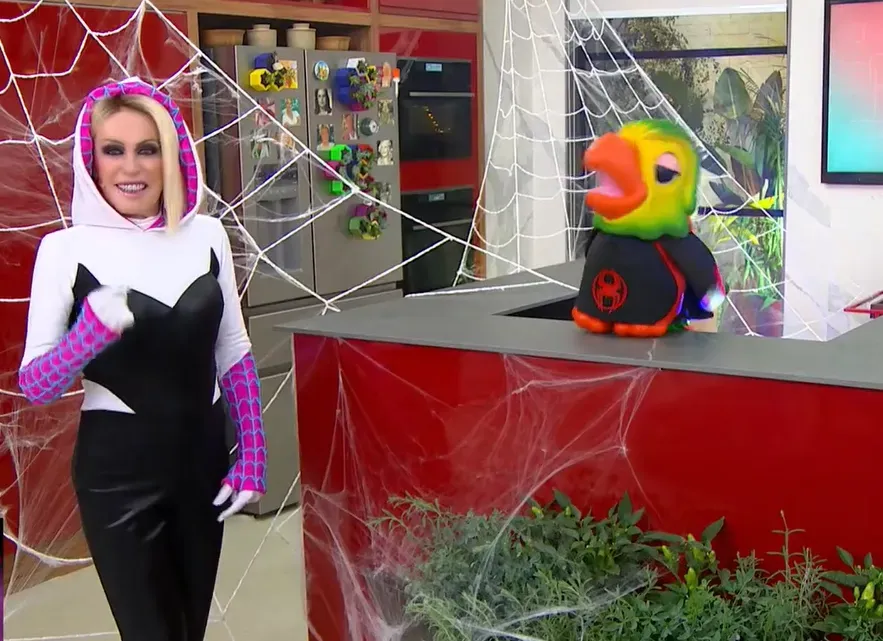 Ana Maria Braga surgiu fantasia de Spider-Gwen no Mais Você de hoje (26) (Reprodução/TV Globo)
