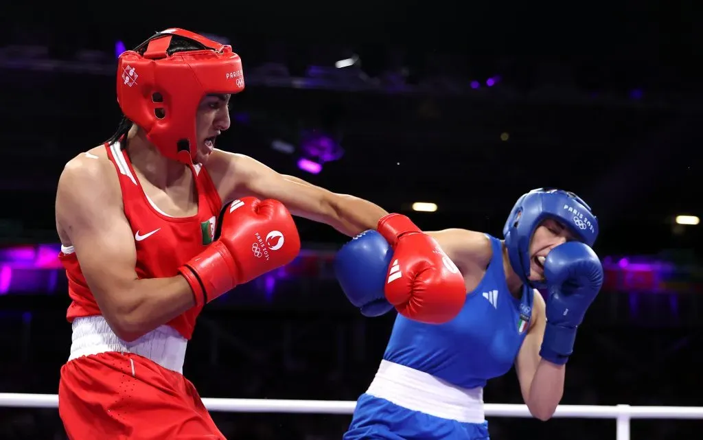 Imane Khelif, del equipo de Argelia, y Angela Carini, del equipo de Italia, intercambian golpes durante el combate de la ronda preliminar femenina de 66 kg en el sexto día de los Juegos Olímpicos de París 2024 en el North Paris Arena el 1 de agosto de 2024 en París, Francia. Imagen: Getty Images.