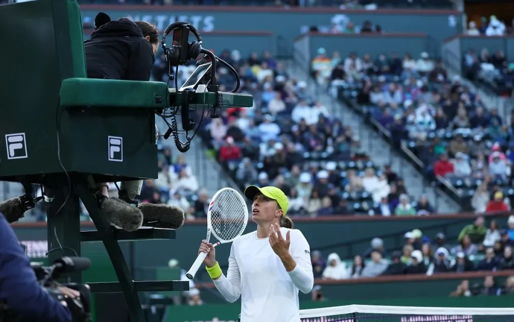 Iga Swiatek muestra su frustración a la árbitro durante su derrota contra Mirra Andreeva (Getty Images).